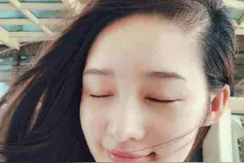 李沁没有化妆现身机场，素颜气质真实引粉丝围观图片