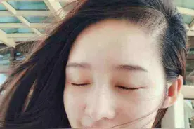 李沁没有化妆现身机场，素颜气质真实引粉丝围观图片
