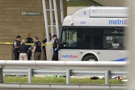 五角大楼外枪声四起，有警察被打死！多人躺枪，给拜登提了个醒图片