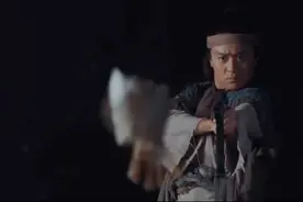 小伙穿越到古代，凭一根电棍一把枪横扫武林，还参与决战紫禁之巅图片