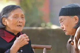80岁老人哭诉：在子女家轮流养老，让我彻底明白晚年养老靠谁图片