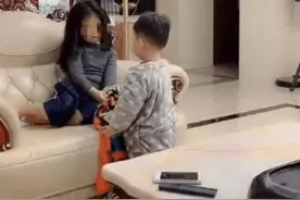 全网最卑微二胎：日常服务姐姐兢兢业业，这个弟弟有点“怂”图片