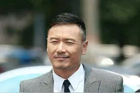 苗侨伟真没有花甲老人的样，穿蓝西装配条功夫裤，豪迈酷拽有活力图片