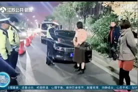 女司机醉驾闯关 声称：驾校教练没有说喝酒不能开车图片
