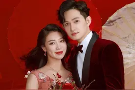 马可和王丹妮婚纱照曝光，轻抚老婆孕肚甜蜜接吻，满脸幸福图片