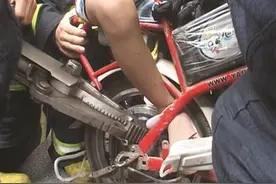 肃宁一男童右脚被电动车卡住 消防员拉开车架，帮他把脚抽出图片