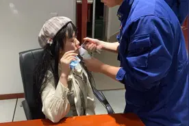 年轻女子嘴唇被津威瓶“吸”住 消防员巧解难题图片