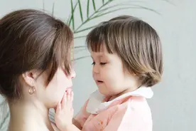 为何孩子被吼完，转身又能黏着妈妈“求抱抱”？理由并非是不记仇图片