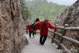 悬崖边的抬轿人：年龄最大53最小49，咬牙把孩子供到研究生毕业图片