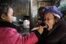 妈妈改嫁爸爸坐牢，5岁女孩与仨老人相依为命，懂事得让人心疼图片