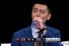 丛明晨传球失误，杨鸣喝了一口水，随后口吐芬芳，网友：原声真香图片