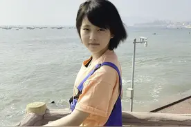 12岁病重女孩睡眠时紧紧抓住姥姥的手，害怕再也醒不来图片