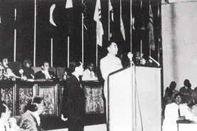 记者故意刁难周总理：为何要用美产钢笔？他的回答让记者羞愧图片