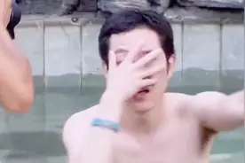 男子泡温泉，没想到五个女友同时现身，这下有好戏看了视频封面
