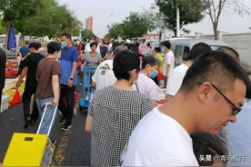 天津的一处早市以海鲜为主，就位于滨海新区，休息日人群络绎不绝图片