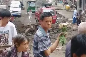 51岁四川老农撞脸马云，走红后狮子大开口要价，终黯然回乡捡蘑菇图片