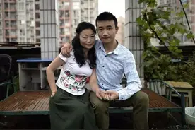 25岁小伙和46岁大妈结婚，不顾家人劝阻，婚后生活恩爱和谐图片