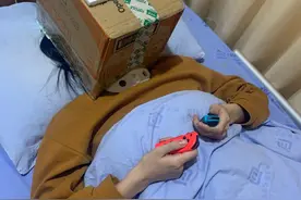躺在病床都要打游戏！少女住院自制懒人神器图片