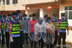 边界不可越！广西边境民警押解16名非法入境外国人指认现场图片