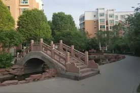 乌鲁木齐城北小区绿化之最——华美文轩，小区堪比小公园小游园图片