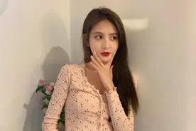 王思聪的新任女友甜仇，蕾丝打底搭配crop top，人如其名甜到发腻图片