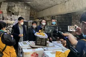 变身“推销员” 第一副书记为当地水果“代言”图片