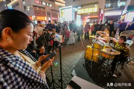 幼儿打架子鼓出现在夜市上 还有家长直播助阵图片