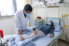 女子外伤后三年不能行走  骨科与康复科联合救治让她下地走路图片