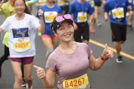 马拉松选手为什么无论男女都要戴胸贴？图片