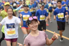 马拉松选手为什么无论男女都要戴胸贴？图片