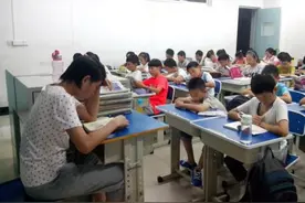 初中就"戴眼镜"的学生，大多是这3类，难怪异性缘贼差图片