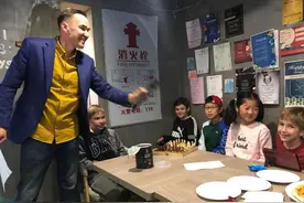 青岛的俄罗斯人欢聚民族团结日，没想到有那么多漂亮的年轻留学生图片
