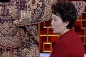 大妈带龙袍参加鉴宝，称乾隆穿过，专家看后忙问：您祖上何人？图片
