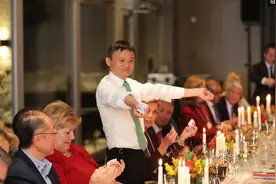 直击马云的饭局，一般人见不到，晚宴上敢玩扑克也只有马云了图片