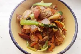 华山面条特色美食，炒扯面（孜然味），拌洋葱、红萝卜、香肠翻炒图片