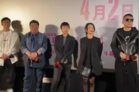 46岁周迅因病无法连线采访，曾被拍到瘦成纸片人，引网友担心图片