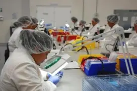 该工厂上班不允许上厕所，穿尿不湿工作，员工却认为很合理图片