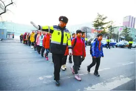零下30多度的公路上，近百辆车摇下车窗向他鸣笛致敬……图片