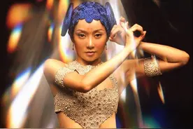 萨顶顶素颜长什么样？卸妆后“巫婆变仙女”，网友：不化妆早火了图片