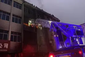 蚊香惹祸引发大火 消防架设云梯车救出两名老人图片