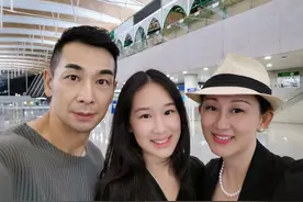 赵文卓大女儿出国留学，穿黑色喇叭裤身材纤细，14岁身高已超妈妈图片