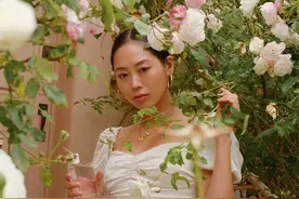 由欧洲“挤奶衫”演绎而来的法式小衬衫，这样穿更时尚图片