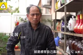变废为宝丨木工大叔将上万个废酒瓶做成花盆图片