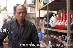 变废为宝丨木工大叔将上万个废酒瓶做成花盆图片