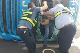 大风吹翻货车 吐鲁番多部门紧急救援被困人员图片
