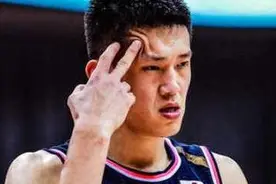 丹东人周鹏，加入辽宁青年队后被霸凌，被打跑到广东却成为队长图片