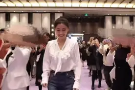 46岁梅婷出席活动面子足，一群人提前等候，暴瘦后靠衬衫艳压全场图片
