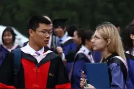 清华自降门槛招外籍生，国内学子表示不满，对此教育部做出了回应图片