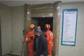 三楼坠落至负一楼 重庆忠县一医院电梯故障15人被困图片