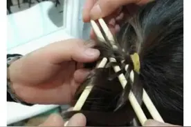 女子用上千根筷子做头发，做好后笑的合不拢嘴，结账时很尴尬图片